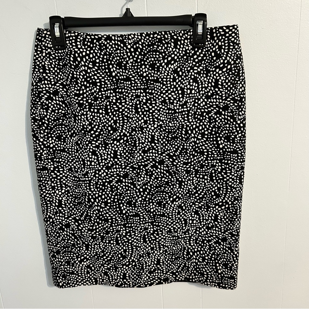Liz Claiborne size 8‎ Black and White Dotted Pencil Skirt. Lined.